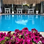 לינה וארוחת בוקר Alacati Eldoris Hotel