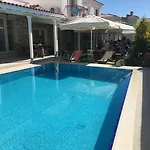 לינה וארוחת בוקר Alacati Eldoris Hotel