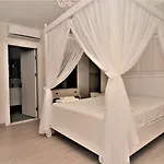 Alacati Eldoris Hotel לינה וארוחת בוקר אלאקאטי